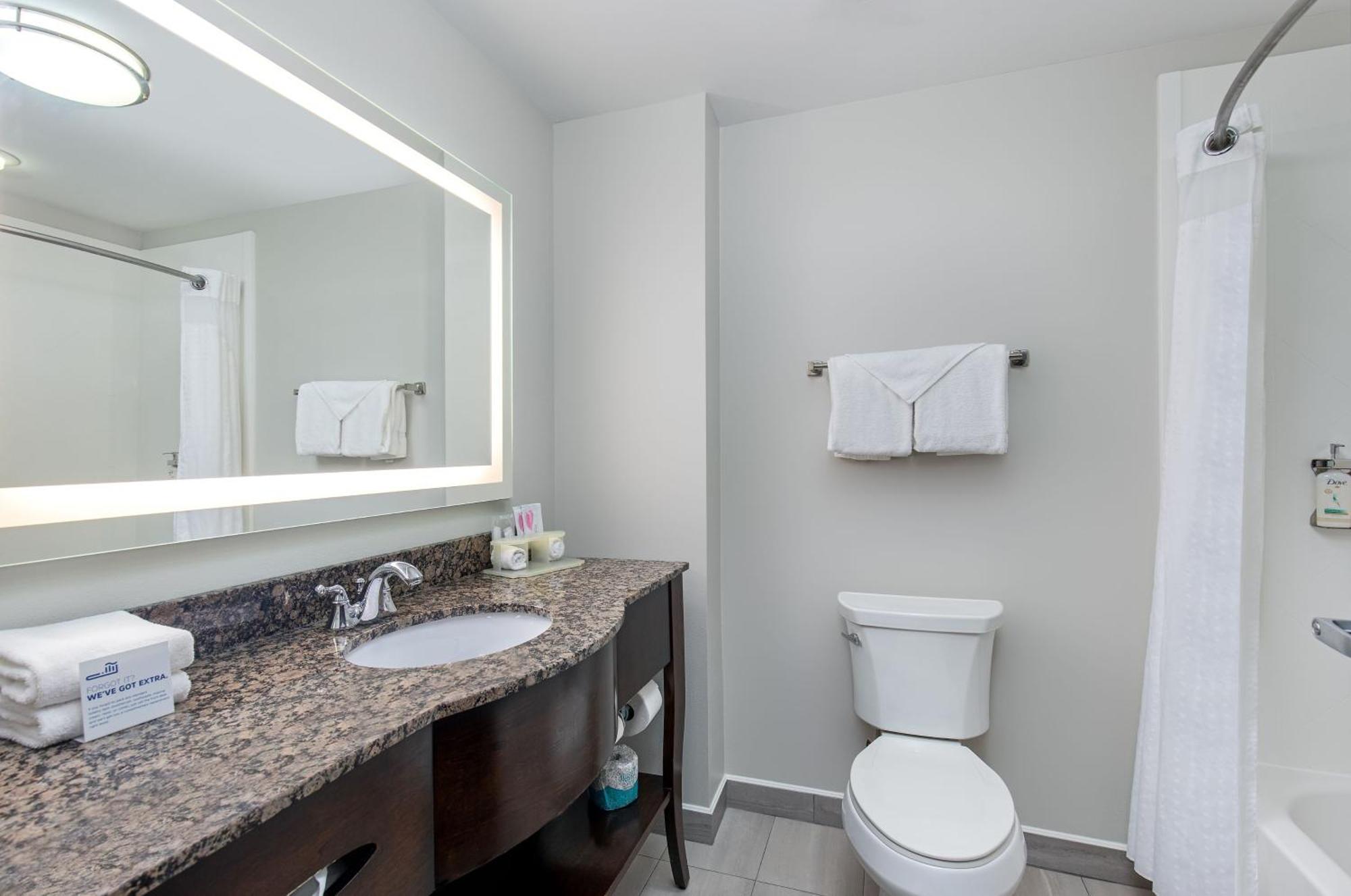 Holiday Inn Express & Suites - Cleveland Northwest By Ihg Esterno foto
