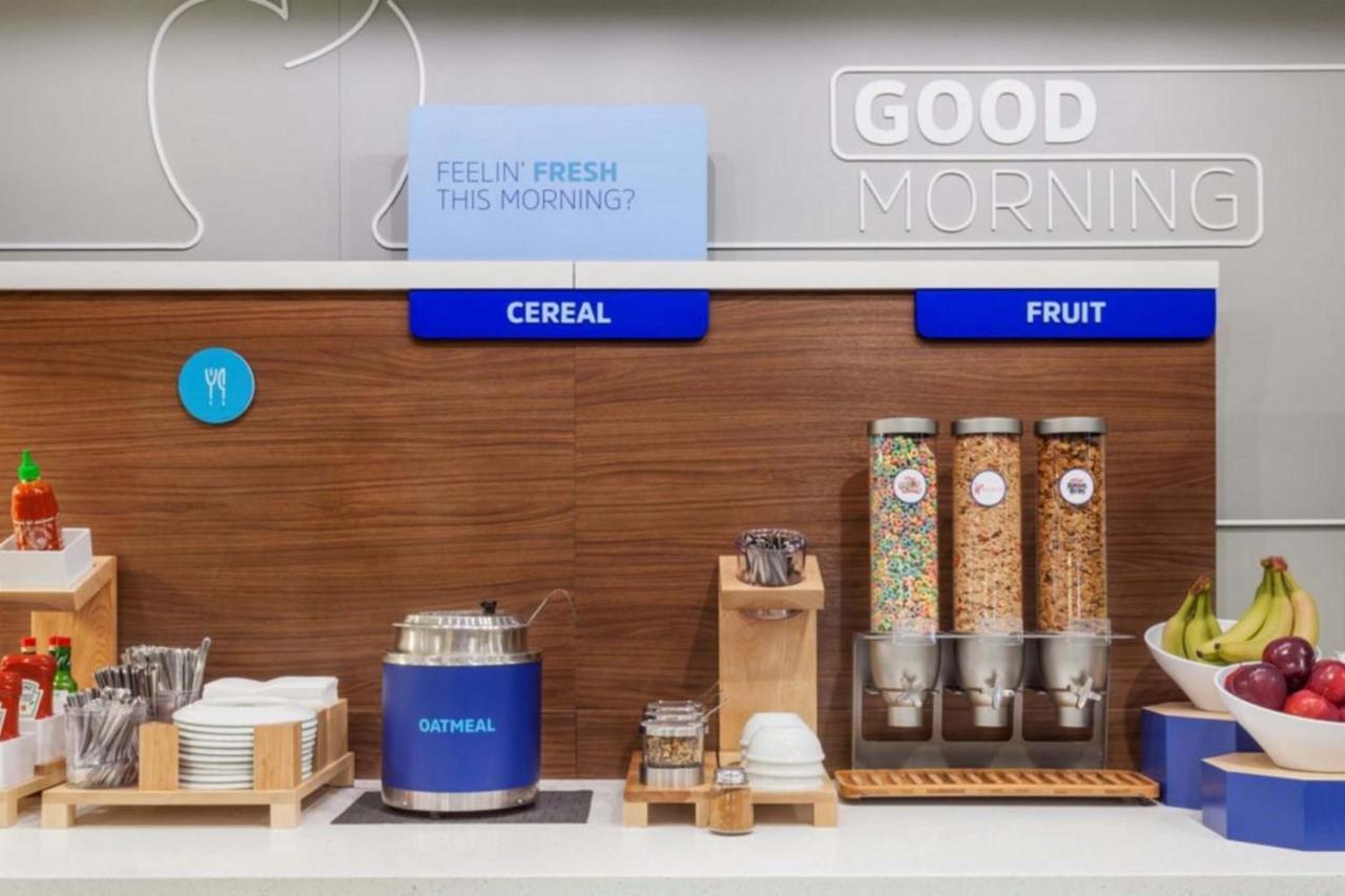 Holiday Inn Express & Suites - Cleveland Northwest By Ihg Esterno foto