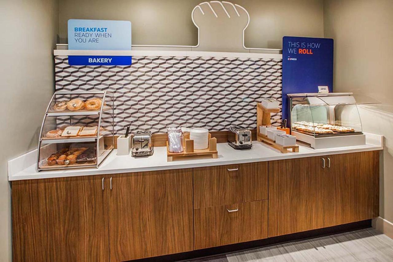 Holiday Inn Express & Suites - Cleveland Northwest By Ihg Esterno foto