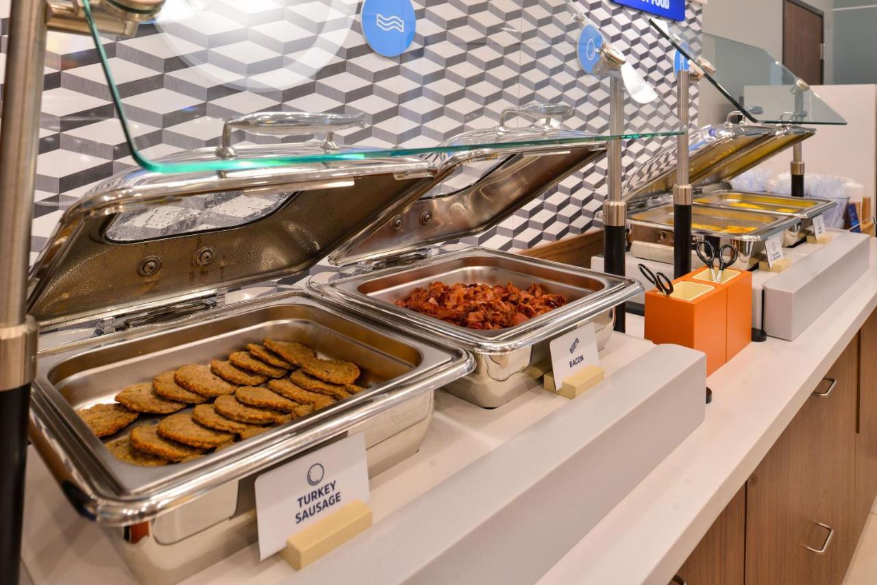 Holiday Inn Express & Suites - Cleveland Northwest By Ihg Esterno foto